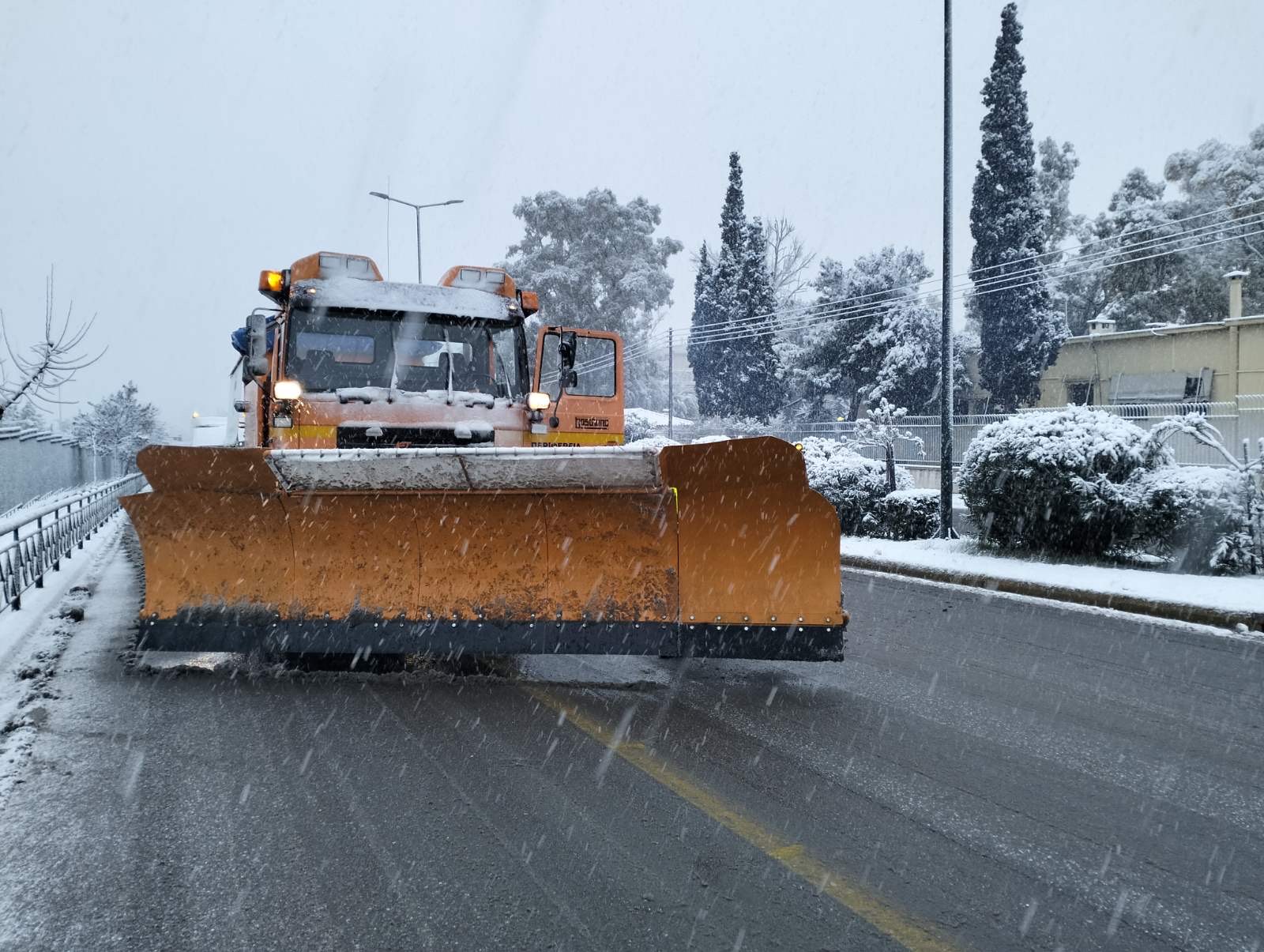 Σε πλήρη κινητοποίηση βρίσκεται από τις πρώτες πρωινές ώρες ο μηχανισμός της Πολιτικής Προστασίας της Περιφέρειας για την αντιμετώπιση της κακοκαιρίας