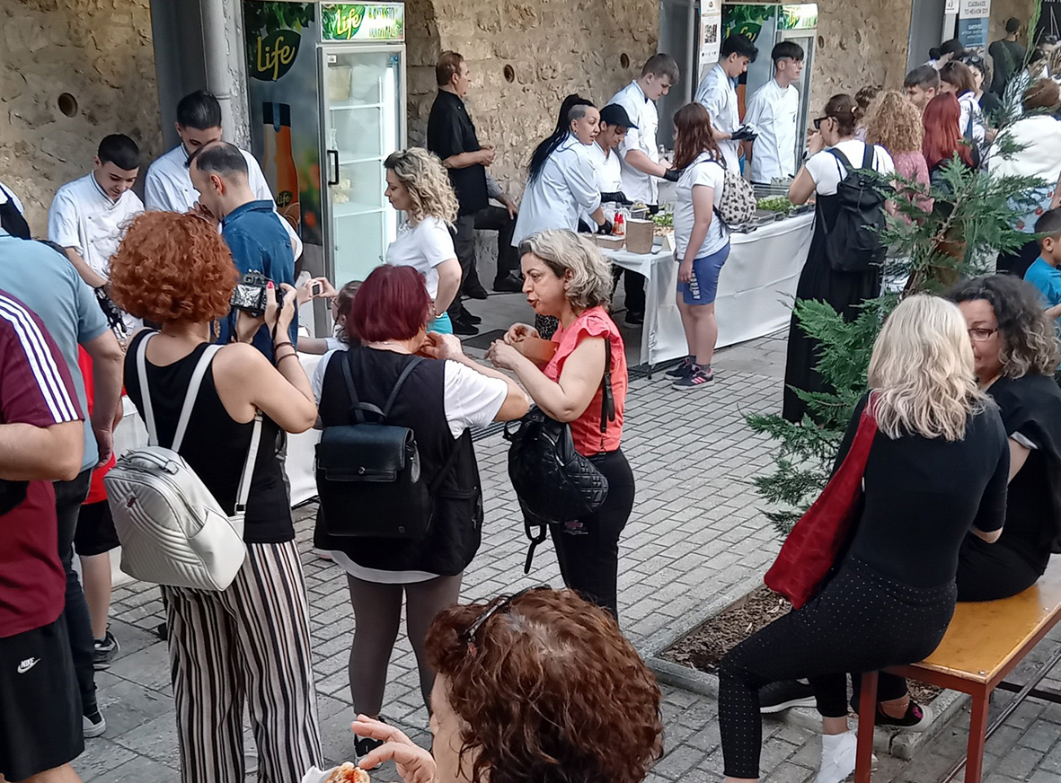 Κοσμοσυρροή στο 1o Street Food Festival στο Πολιτιστικό Κέντρο Καμίνι, στο Γαλάτσι