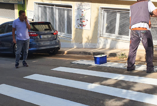 Συνεχίζεται η διαγράμμιση των διαβάσεων πεζών έξω από τα σχολεία του Γαλατσίου