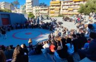 Γκράβα: Ο Δήμος λέει «κανονικά τα σχολεία», αλλά η μυρωδιά επιμένει. Συγκέντρωση γονέων, εκπαιδευτικών και μαθητών