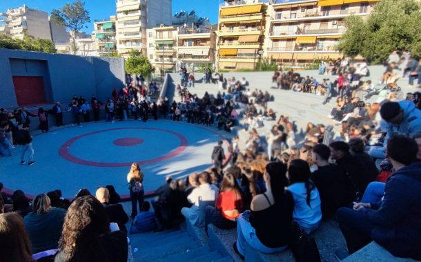 Γκράβα: Ο Δήμος λέει «κανονικά τα σχολεία», αλλά η μυρωδιά επιμένει. Συγκέντρωση γονέων, εκπαιδευτικών και μαθητών