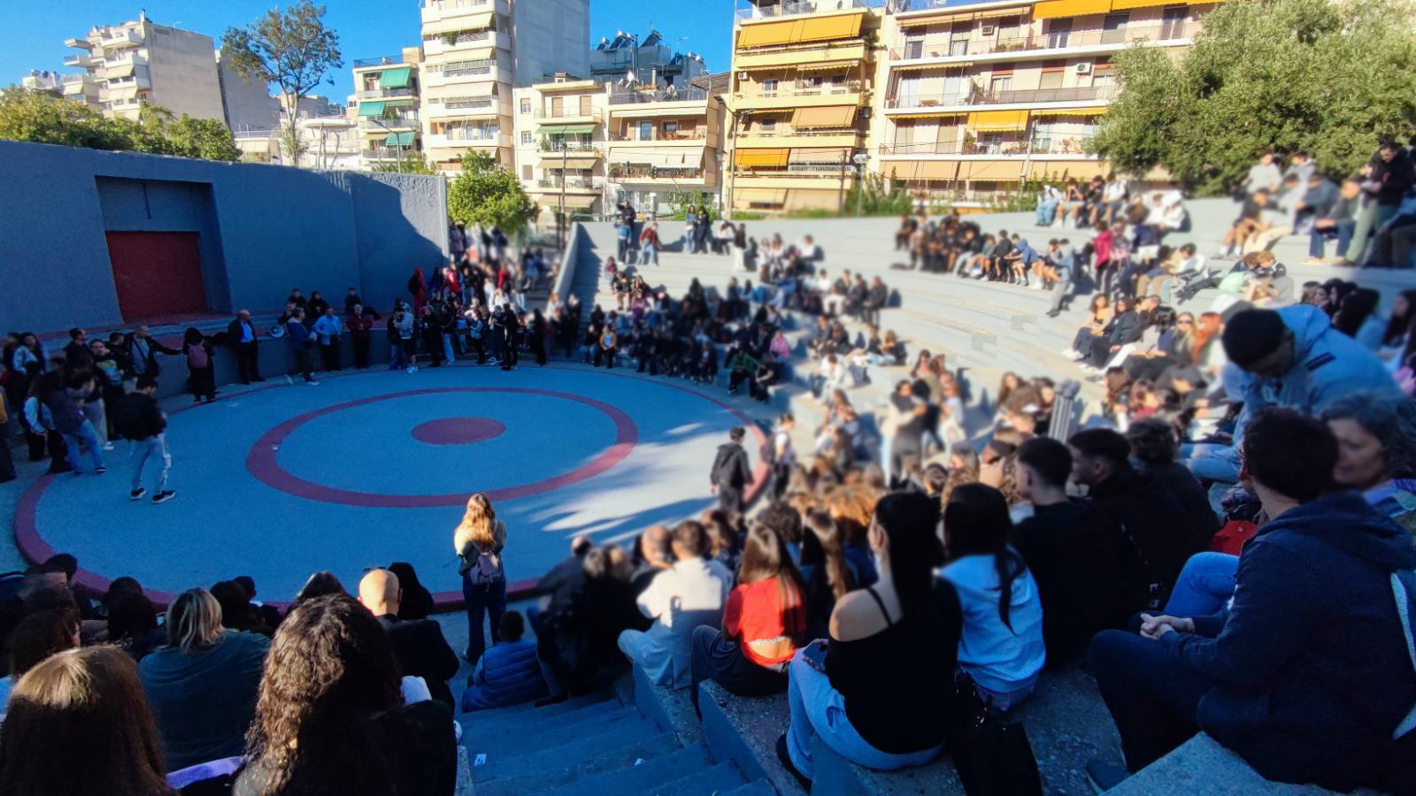Γκράβα: Ο Δήμος λέει «κανονικά τα σχολεία», αλλά η μυρωδιά επιμένει. Συγκέντρωση γονέων, εκπαιδευτικών και μαθητών