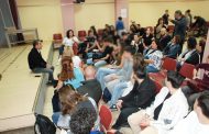Από τη Γκράβα στο Δημαρχείο Γαλατσίου. Μαθητές, γονείς και εκπαιδευτικοί ζητούν απαντήσεις για την οσμή αερίου.