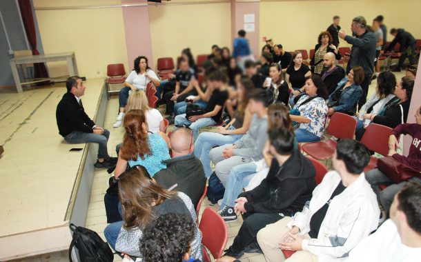 Από τη Γκράβα στο Δημαρχείο Γαλατσίου. Μαθητές, γονείς και εκπαιδευτικοί ζητούν απαντήσεις για την οσμή αερίου.