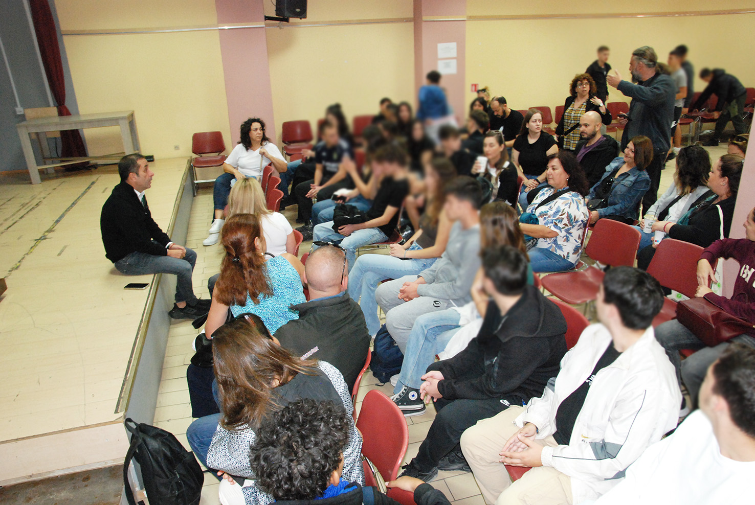 Από τη Γκράβα στο Δημαρχείο Γαλατσίου. Μαθητές, γονείς και εκπαιδευτικοί ζητούν απαντήσεις για την οσμή αερίου.